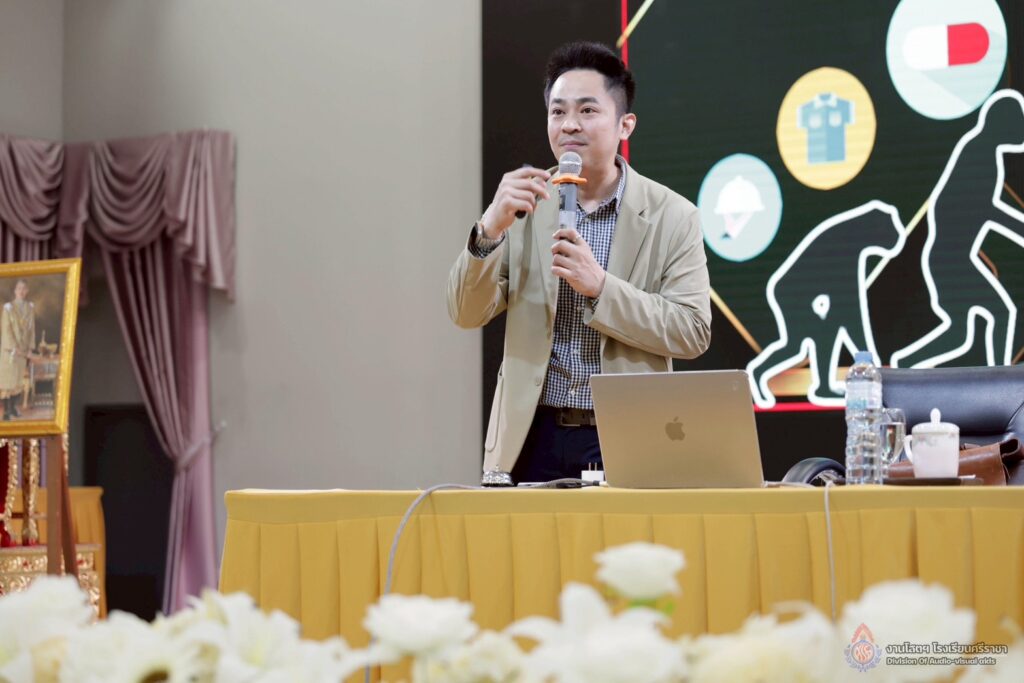 ยกระดับทักษะ AI นวัตกรรมการสอนสำหรับครู โรงเรียนศรีราชาสู่ SMART TEACHER พลิกโฉมห้องเรียนด้วยพลัง AI นวัตกรรมสื่อการสอนแห่งอนาคต โดยวิทยากร อ.ดร.ต้นรัก ธวัชชัย สุขสีดา วิทยากร Google Certified Educator ได้การรับรองความเชี่ยวชาญในการใช้ Google AI เพื่อยกระดับการศึกษา วิทยากรอ.ดร.ต้นรัก ธวัชชัย สุขสีดา ผู้เชี่ยวชาญด้าน ai เพื่อการศึกษาและสื่อดิจิทัล 5