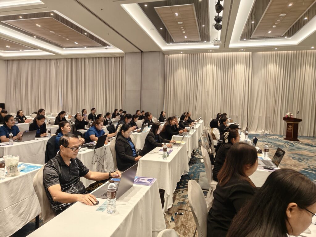 อ.ดร.ต้นรัก วิทยากรอบรมหน่วยงานเทศบาลรัฐเรื่องพัฒนาทักษะราชการ 56