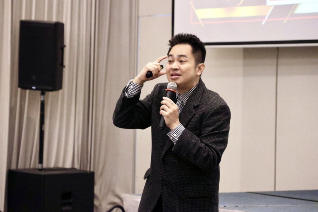 อ.ดร.ต้นรัก วิทยากรอบรมหน่วยงานเทศบาลรัฐเรื่องพัฒนาทักษะราชการ 6