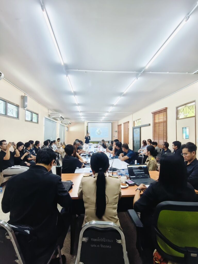 สำนักงานพัฒนาชุมชนจังหวัดสมุทรสาคร จัดอบรมเชิงปฎิบัติการ AI อาวุธ AI ให้ “นักสารสนเทศชุมชน” ขับเคลื่อนตำบลชัยมงคลสู่ยุคดิจิทัล โดยได้เชิญ อ.ดร.ต้นรัก ธวัชชัย สุขสีดา วิทยากรผู้ทรงคุณวุฒิและผู้เชี่ยวชาญ Generative AI หน่วยงานภาครัฐและเอกชน พช.สมุทรสาคร อ.ดร.ต้นรัก ธวัชชัยสุขสีดา วิทยากรผู้ทรงคุณวุฒิ กระทรวงมหาดไทย 11