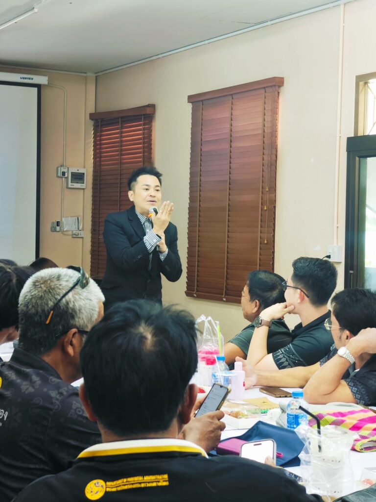 สำนักงานพัฒนาชุมชนจังหวัดสมุทรสาคร จัดอบรมเชิงปฎิบัติการ AI อาวุธ AI ให้ “นักสารสนเทศชุมชน” ขับเคลื่อนตำบลชัยมงคลสู่ยุคดิจิทัล โดยได้เชิญ อ.ดร.ต้นรัก ธวัชชัย สุขสีดา วิทยากรผู้ทรงคุณวุฒิและผู้เชี่ยวชาญ Generative AI หน่วยงานภาครัฐและเอกชน พช.สมุทรสาคร อ.ดร.ต้นรัก ธวัชชัยสุขสีดา วิทยากรผู้ทรงคุณวุฒิ กระทรวงมหาดไทย 664