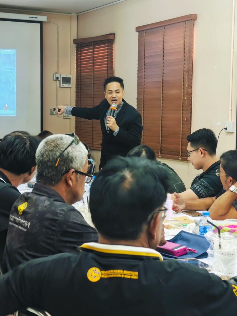 สำนักงานพัฒนาชุมชนจังหวัดสมุทรสาคร จัดอบรมเชิงปฎิบัติการ AI อาวุธ AI ให้ “นักสารสนเทศชุมชน” ขับเคลื่อนตำบลชัยมงคลสู่ยุคดิจิทัล โดยได้เชิญ อ.ดร.ต้นรัก ธวัชชัย สุขสีดา วิทยากรผู้ทรงคุณวุฒิและผู้เชี่ยวชาญ Generative AI หน่วยงานภาครัฐและเอกชน พช.สมุทรสาคร อ.ดร.ต้นรัก ธวัชชัยสุขสีดา วิทยากรผู้ทรงคุณวุฒิ กระทรวงมหาดไทย 863
