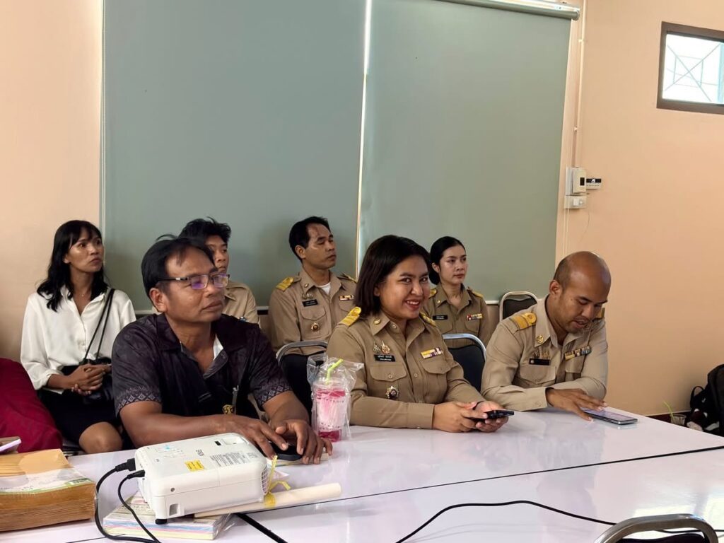 สำนักงานพัฒนาชุมชนจังหวัดสมุทรสาคร จัดอบรมเชิงปฎิบัติการ AI อาวุธ AI ให้ “นักสารสนเทศชุมชน” ขับเคลื่อนตำบลชัยมงคลสู่ยุคดิจิทัล โดยได้เชิญ อ.ดร.ต้นรัก ธวัชชัย สุขสีดา วิทยากรผู้ทรงคุณวุฒิและผู้เชี่ยวชาญ Generative AI หน่วยงานภาครัฐและเอกชน พช.สมุทรสาคร อ.ดร.ต้นรัก ธวัชชัยสุขสีดา วิทยากรผู้ทรงคุณวุฒิ กระทรวงมหาดไทย 91