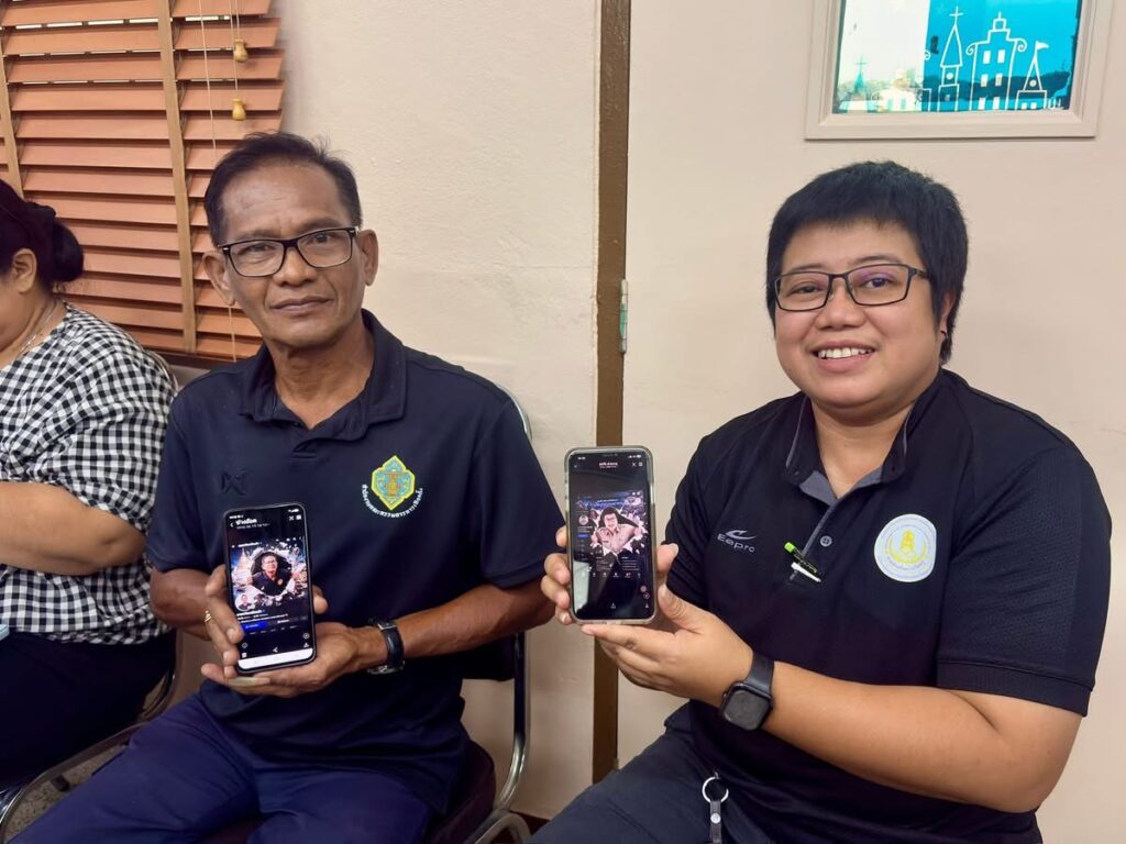 สำนักงานพัฒนาชุมชนจังหวัดสมุทรสาคร จัดอบรมเชิงปฎิบัติการ AI อาวุธ AI ให้ “นักสารสนเทศชุมชน” ขับเคลื่อนตำบลชัยมงคลสู่ยุคดิจิทัล โดยได้เชิญ อ.ดร.ต้นรัก ธวัชชัย สุขสีดา วิทยากรผู้ทรงคุณวุฒิและผู้เชี่ยวชาญ Generative AI หน่วยงานภาครัฐและเอกชน พช.สมุทรสาคร อ.ดร.ต้นรัก ธวัชชัยสุขสีดา วิทยากรผู้ทรงคุณวุฒิ กระทรวงมหาดไทย 98