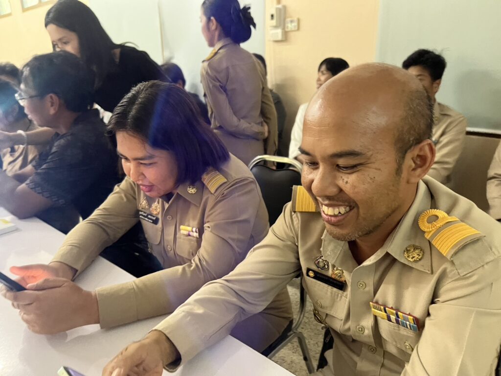 สำนักงานพัฒนาชุมชนจังหวัดสมุทรสาคร จัดอบรมเชิงปฎิบัติการ AI อาวุธ AI ให้ “นักสารสนเทศชุมชน” ขับเคลื่อนตำบลชัยมงคลสู่ยุคดิจิทัล โดยได้เชิญ อ.ดร.ต้นรัก ธวัชชัย สุขสีดา วิทยากรผู้ทรงคุณวุฒิและผู้เชี่ยวชาญ Generative AI หน่วยงานภาครัฐและเอกชน อ.ดร.ต้นรัก ธวัชชัยสุขสีดาวิทยากรผู้ทรงคุณวุฒิ นักสารสนเทศชุมชน กระทรวงมหาดไทย. 2