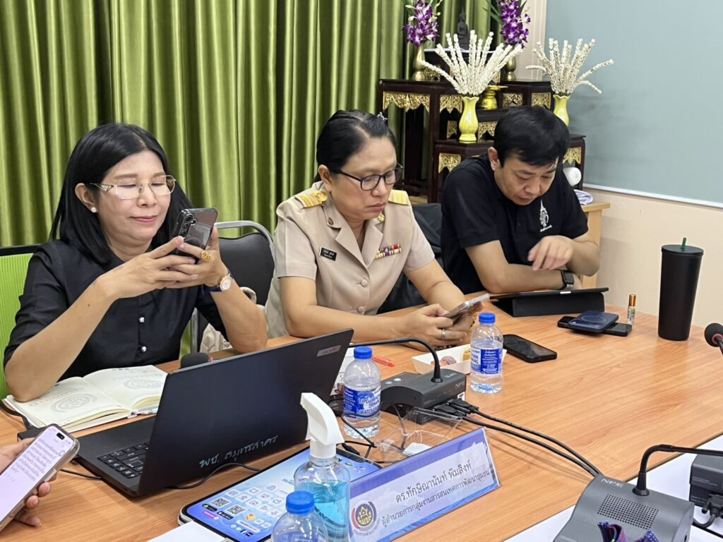 สำนักงานพัฒนาชุมชนจังหวัดสมุทรสาคร จัดอบรมเชิงปฎิบัติการ AI อาวุธ AI ให้ “นักสารสนเทศชุมชน” ขับเคลื่อนตำบลชัยมงคลสู่ยุคดิจิทัล โดยได้เชิญ อ.ดร.ต้นรัก ธวัชชัย สุขสีดา วิทยากรผู้ทรงคุณวุฒิและผู้เชี่ยวชาญ Generative AI หน่วยงานภาครัฐและเอกชน อ.ดร.ต้นรัก ธวัชชัยสุขสีดาวิทยากรผู้ทรงคุณวุฒิ นักสารสนเทศชุมชน กระทรวงมหาดไทย. 5