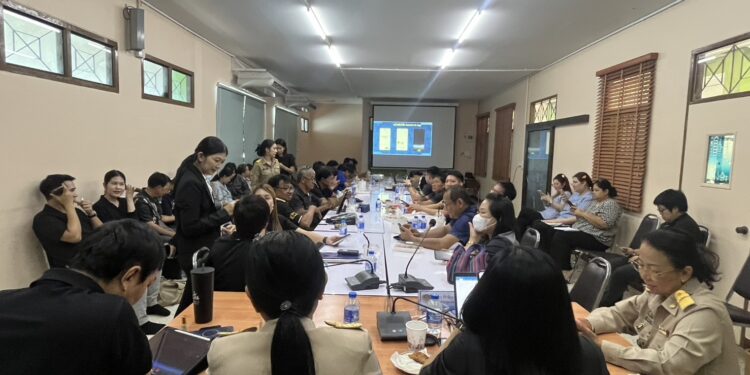 สำนักงานพัฒนาชุมชนจังหวัดสมุทรสาคร จัดอบรมเชิงปฎิบัติการ AI อาวุธ AI ให้ “นักสารสนเทศชุมชน” ขับเคลื่อนตำบลชัยมงคลสู่ยุคดิจิทัล โดยได้เชิญ อ.ดร.ต้นรัก ธวัชชัย สุขสีดา วิทยากรผู้ทรงคุณวุฒิและผู้เชี่ยวชาญ Generative AI หน่วยงานภาครัฐและเอกชน อ.ดร.ต้นรัก ธวัชชัยสุขสีดาวิทยากรผู้ทรงคุณวุฒิ นักสารสนเทศชุมชน กระทรวงมหาดไทย.4