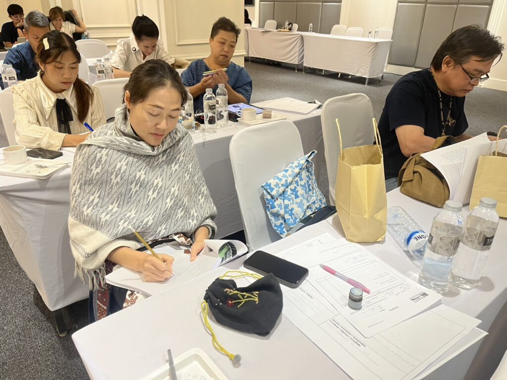 อบรมการสร้างแบรนด์และการทำการตลาดออนไลน์ ยกระดับอัตลักษณ์ล้านนาสู่สากล อุตสาหกรรมจังหวัดแพร่ จัดสัมมนาเข้มข้น “พัฒนาผ้าทอและเครื่องประดับ” ผลักดันผู้ประกอบการกลุ่มจังหวัดภาคเหนือตอนบน 2 วิทยากร อ.ดร.ต้นรัก ธวัชชัย สุขสีดา ผู้ทรงคุณวุฒิและวิทยากรผู้เชี่ยวชาญด้านการตลาดออนไลน์และการพัฒนาแบรนด์ อ.ดร.ต้นรัก วิทยากรการสร้างแบรนด์และการตลาดกระทรวงอุตสาหกรรม 10
