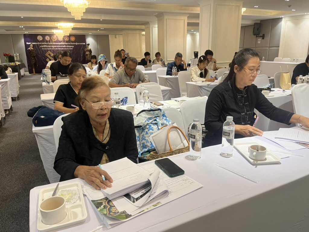 อบรมการสร้างแบรนด์และการทำการตลาดออนไลน์ ยกระดับอัตลักษณ์ล้านนาสู่สากล อุตสาหกรรมจังหวัดแพร่ จัดสัมมนาเข้มข้น “พัฒนาผ้าทอและเครื่องประดับ” ผลักดันผู้ประกอบการกลุ่มจังหวัดภาคเหนือตอนบน 2 วิทยากร อ.ดร.ต้นรัก ธวัชชัย สุขสีดา ผู้ทรงคุณวุฒิและวิทยากรผู้เชี่ยวชาญด้านการตลาดออนไลน์และการพัฒนาแบรนด์ อ.ดร.ต้นรัก วิทยากรการสร้างแบรนด์และการตลาดกระทรวงอุตสาหกรรม 11
