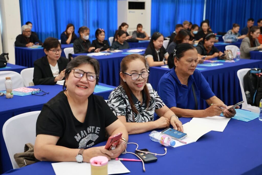 อบรมสนุก ได้ความรู้ ใช้ได้จริง เทศบาลตำบลเขตรอุดมศักดิ์ ลุยเสริมทักษะ AI & ดิจิทัลมาร์เก็ตติ้ง สร้างรายได้สู่ชุมชน โดยวิทยากร อ.ดร.ต้นรัก ธวัชชัย สุขสีดา ที่ปรึกษาอนุกรรมาธิการศึกษาการพัฒนาเทคโนโลยีและนวัตกรรมให้เท่าทันต่อโลกดิจิทัล และผู้เชี่ยวชาญด้าน Digital Marketing & AI อ.ดร.ต้นรัก วิทยากรอบรม ai การตลาด สำหรับ เทศบาล อบต. อบจ หน่วยงานรัฐจังหวัด อำเภอ 18