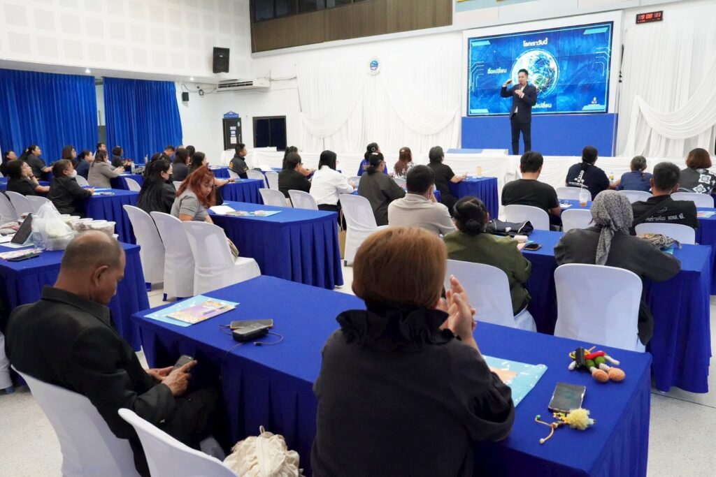 อบรมสนุก ได้ความรู้ ใช้ได้จริง เทศบาลตำบลเขตรอุดมศักดิ์ ลุยเสริมทักษะ AI & ดิจิทัลมาร์เก็ตติ้ง สร้างรายได้สู่ชุมชน โดยวิทยากร อ.ดร.ต้นรัก ธวัชชัย สุขสีดา ที่ปรึกษาอนุกรรมาธิการศึกษาการพัฒนาเทคโนโลยีและนวัตกรรมให้เท่าทันต่อโลกดิจิทัล และผู้เชี่ยวชาญด้าน Digital Marketing & AI อ.ดร.ต้นรัก วิทยากรอบรม ai การตลาด สำหรับ เทศบาล อบต. อบจ หน่วยงานรัฐจังหวัด อำเภอ 3