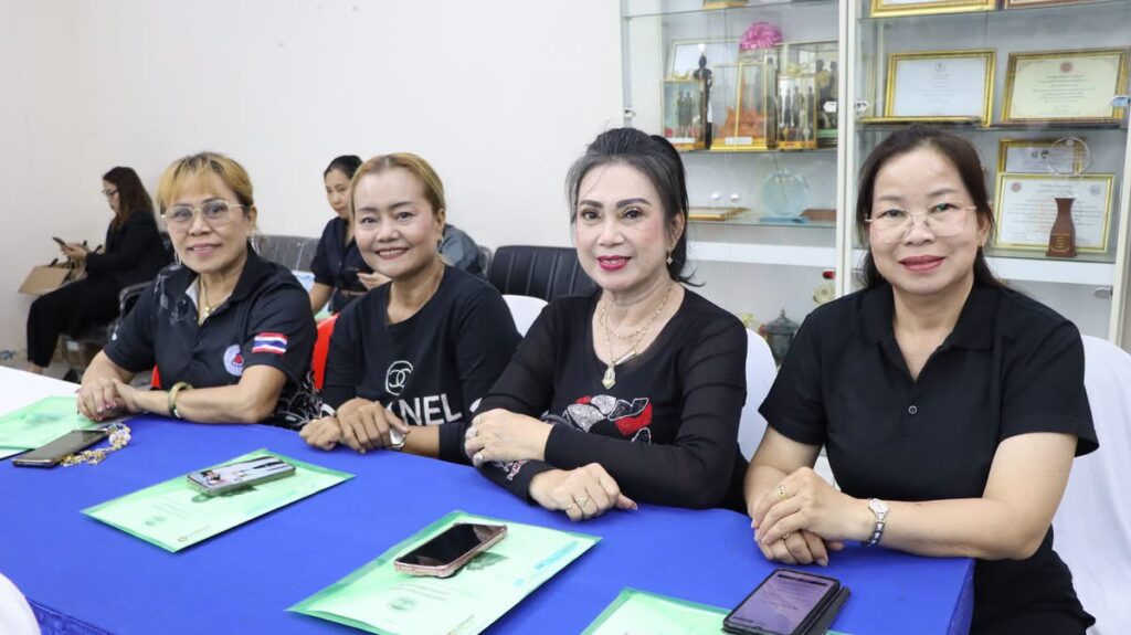 ผู้เข้าอบรมเทศบาลเมืองปากแพรกเทใจให้ "อ.ดร.ต้นรัก ธวัชชัย สุขสีดา” ชื่นชมหลักสูตร “Digital Marketing & AI” สนุก เข้าใจง่าย และนำไปสร้างยอดขายได้จริง โครงการส่งเสริมและพัฒนาอาชีพประชาชน วิทยากร อ.ดร.ต้นรัก 17