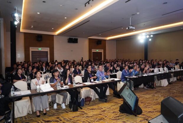 ยกระดับ Smart OTOP สู่สากล ติดปีกธุรกิจด้วย AI for Business มุ่งสร้างความเข้มแข็งเศรษฐกิจฐานรากอย่างยั่งยืน วิทยากรโดย อ.ดร.ต้นรัก ธวัชชัย สุขสีดา ที่ปรึกษาอนุกรรมาธิการศึกษาการพัฒนาเทคโนโลยีและนวัตกรรมให้เท่าทันต่อโลกดิจิทัล และผู้ทรงคุณวุฒิด้านเทคโนโลยีดิจิทัล กระดับ smart otop สู่สากล อ.ดร.ต้นรัก ธวัชชัย 13