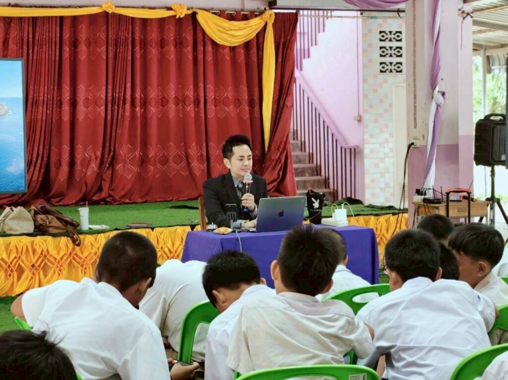 เปิดโลกทักษะดิจิทัลแห่งอนาคต "อ.ดร.ต้นรัก ธวัชชัย สุขสีดา" นำทัพบุกอบรม AI เพื่อการตลาดดิจิทัล สร้างโอกาสใหม่ให้เยาวชนและชุมชน จ.สระแก้ว โดยได้รับเชิญจากวิทยาลัยชุมชนสระแก้ว สังกัดสำนักงานปลัดกระทรวงการอุดมศึกษา อ.ดร.ต้นรัก ธวัชชัย สุขสีดา วิทยากรผู้เชี่ยวชาญด้าน ai 22