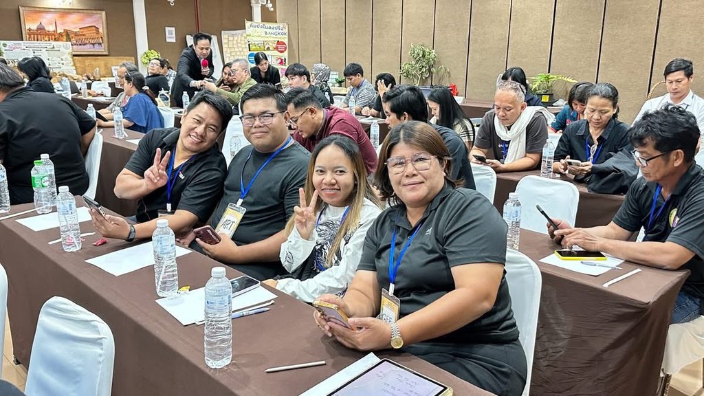 สำนักงานส่งเสริมและพัฒนาการเกษตรที่ 1 จังหวัดชัยนาท เดินหน้าติดอาวุธเกษตรกรยุคใหม่ จัดอบรม “AI Smart Commerce” ดึง อ.ดร.ต้นรัก ธวัชชัย สุขสีดา ถ่ายทอดความรู้ AI สร้างคอนเทนต์เพิ่มยอดขายสินค้าเกษตรออนไลน์อย่างยั่งยืน ดร.ธวัชชัย สุขสีดา ผู้เชี่ยวชาญด้าน ai commerce วิทยากรเกษตร 14