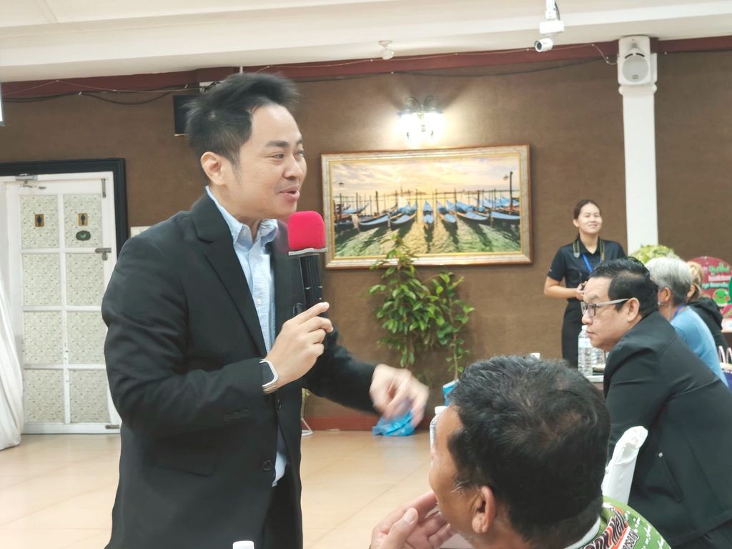 สำนักงานส่งเสริมและพัฒนาการเกษตรที่ 1 จังหวัดชัยนาท เดินหน้าติดอาวุธเกษตรกรยุคใหม่ จัดอบรม “AI Smart Commerce” ดึง อ.ดร.ต้นรัก ธวัชชัย สุขสีดา ถ่ายทอดความรู้ AI สร้างคอนเทนต์เพิ่มยอดขายสินค้าเกษตรออนไลน์อย่างยั่งยืน ดร.ธวัชชัย สุขสีดา ผู้เชี่ยวชาญด้าน ai commerce วิทยากรเกษตร 2