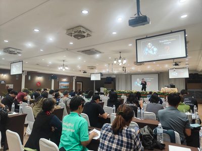 สำนักงานส่งเสริมและพัฒนาการเกษตรที่ 1 จังหวัดชัยนาท เดินหน้าติดอาวุธเกษตรกรยุคใหม่ จัดอบรม “AI Smart Commerce” ดึง อ.ดร.ต้นรัก ธวัชชัย สุขสีดา ถ่ายทอดความรู้ AI สร้างคอนเทนต์เพิ่มยอดขายสินค้าเกษตรออนไลน์อย่างยั่งยืน ดร.ธวัชชัย สุขสีดา ผู้เชี่ยวชาญด้าน ai commerce วิทยากรเกษตร 8