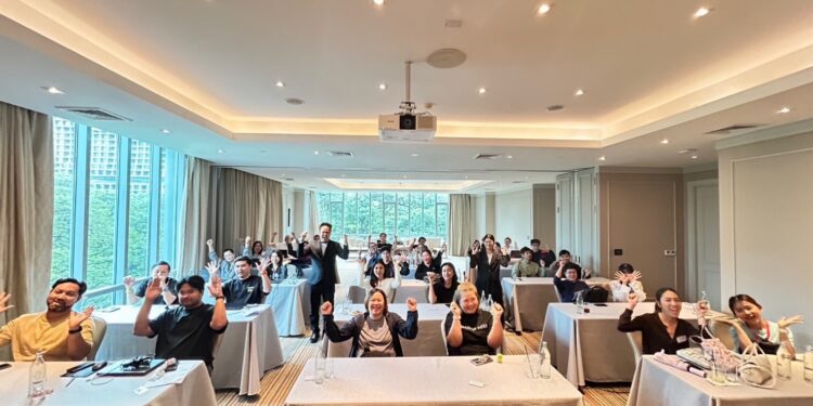 อบรม In-House Training หลักสูตร “Smart AI User: Compliance & Privacy” (ฉลาดใช้ AI: รู้ทันความเสี่ยง เลี่ยงข้อมูลรั่วไหล) บริษัท เอเนออส (ประเทศไทย) จำกัด ผู้ผลิตและจำหน่ายน้ำมันเครื่องยอดขายอันดับ 1 จากประเทศญี่ปุ่น วิทยากร อ.ดร.ต้นรัก ธวัชชัย สุขสีดา img 3414