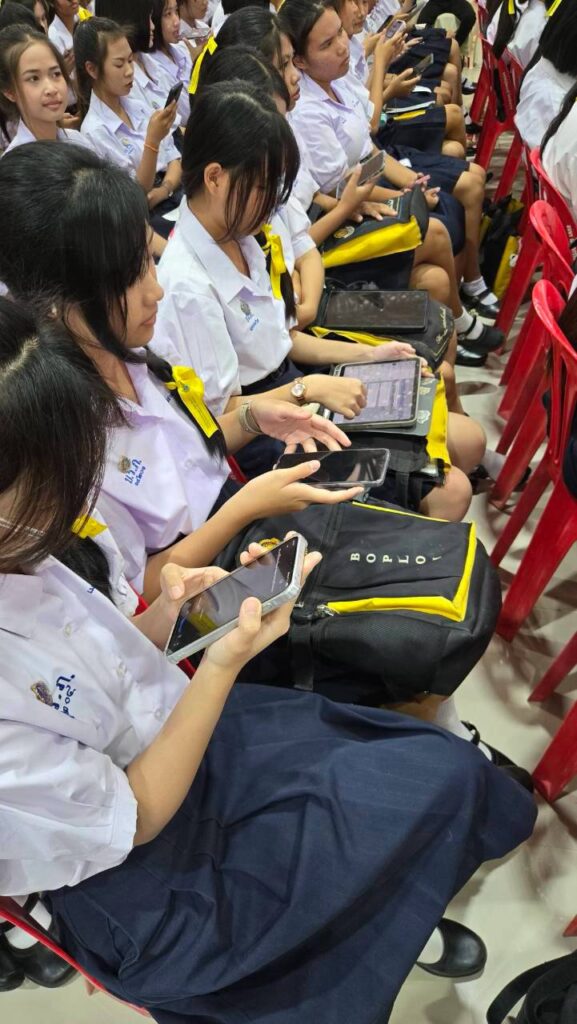 คณะกรรมาธิการการสื่อสาร สภาผู้แทนราษฎร จัดสัมมนาใหญ่ "เสริมทักษะ AI - ป้องกันภัยไซเบอร์" ดึง อ.ดร.ต้นรัก ธวัชชัย มอบความรู้ผู้เข้าร่วมกว่า 800 คน ณ อ.บ่อพลอย กาญจนบุรี วิทยากรความรู้ เสริมทักษะ ai อ.ดร.ต้นรัก ธวัชชัย สุขสีดา ก.ดิจิทัล 17