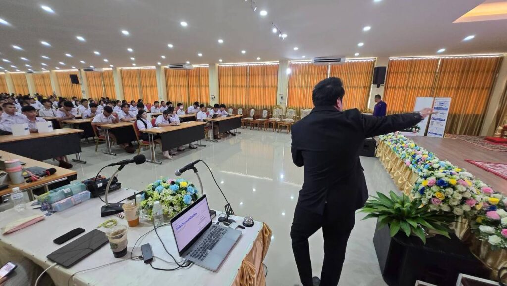อ.ดร.ต้นรัก ร่วมเป็นวิทยากรบรรยายโครงการ TH-AI Passport เสริมทักษะ AI และสร้างความรู้เท่าทันภัยไซเบอร์ ให้เยาวชน-ประชาชน จ.นครพนม อ.ดร.ต้นรัก ร่วมเป็นวิทยากรบรรยายโครงการ th ai passport เสริมทักษะ ai 10