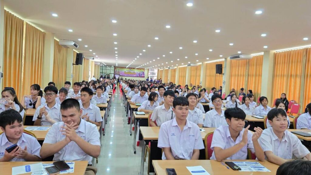อ.ดร.ต้นรัก ร่วมเป็นวิทยากรบรรยายโครงการ TH-AI Passport เสริมทักษะ AI และสร้างความรู้เท่าทันภัยไซเบอร์ ให้เยาวชน-ประชาชน จ.นครพนม อ.ดร.ต้นรัก ร่วมเป็นวิทยากรบรรยายโครงการ th ai passport เสริมทักษะ ai 6