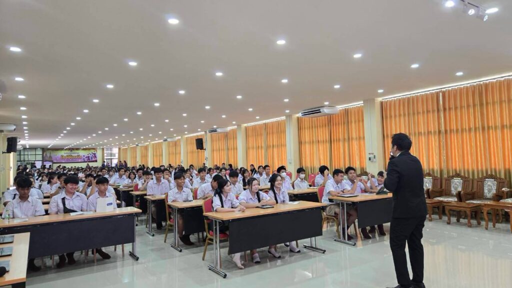 อ.ดร.ต้นรัก ร่วมเป็นวิทยากรบรรยายโครงการ TH-AI Passport เสริมทักษะ AI และสร้างความรู้เท่าทันภัยไซเบอร์ ให้เยาวชน-ประชาชน จ.นครพนม อ.ดร.ต้นรัก ร่วมเป็นวิทยากรบรรยายโครงการ th ai passport เสริมทักษะ ai 9