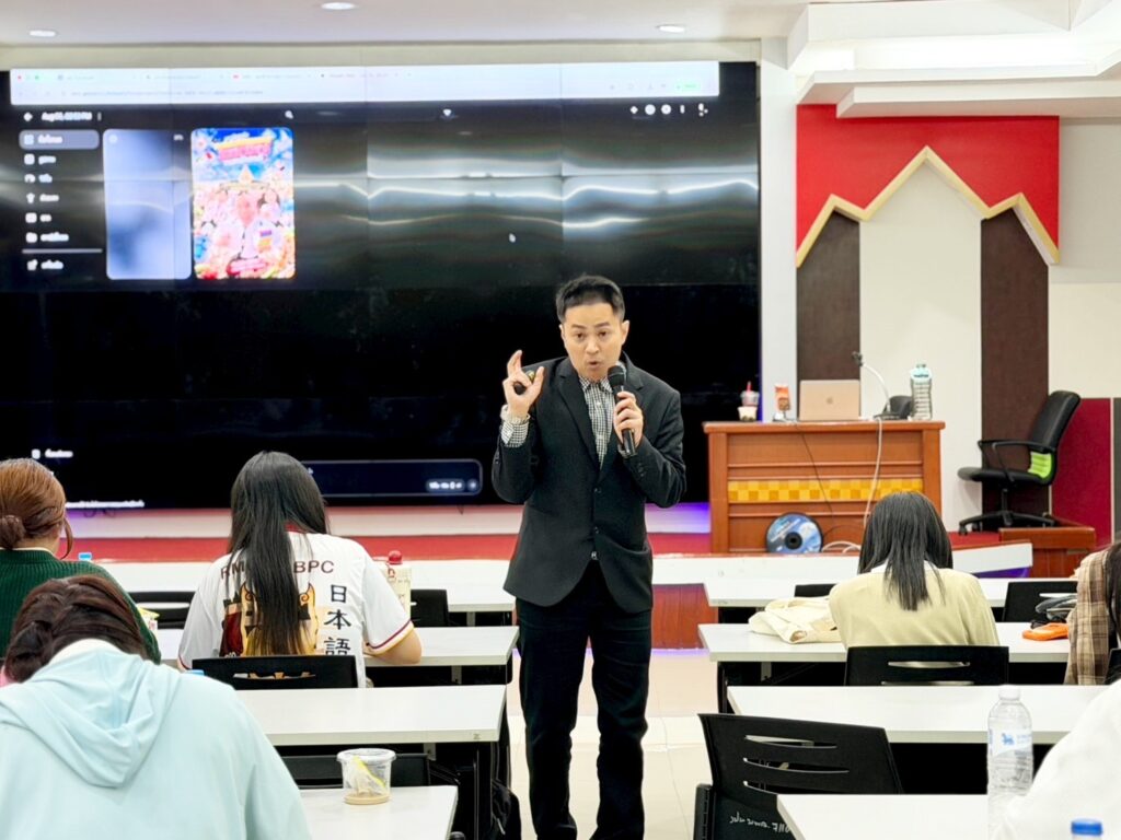 อาจารย์ ดร.ธวัชชัย สุขสีดา วิทยากรถ่ายทอดความรู้ AI Marketing และ AI E-commerce สู่เยาวชนรุ่นใหม่ มุ่งสร้างผู้ประกอบการยุคดิจิทัลให้กับนักศึกษาชั้นปีที่ 4 คณะศิลปศาสตร์ อ.ดร.ธวัชชัย สุขสีดา วิทยากรi marketing และ ai e commerce