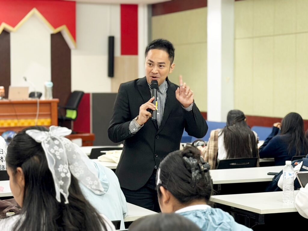 อาจารย์ ดร.ธวัชชัย สุขสีดา วิทยากรถ่ายทอดความรู้ AI Marketing และ AI E-commerce สู่เยาวชนรุ่นใหม่ มุ่งสร้างผู้ประกอบการยุคดิจิทัลให้กับนักศึกษาชั้นปีที่ 4 คณะศิลปศาสตร์ อ.ดร.ธวัชชัย สุขสีดา วิทยากรi marketing และ ai e commerce 1