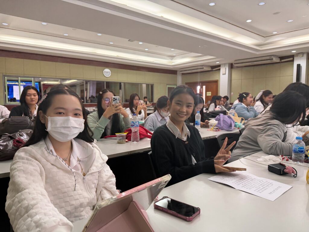 อาจารย์ ดร.ธวัชชัย สุขสีดา วิทยากรถ่ายทอดความรู้ AI Marketing และ AI E-commerce สู่เยาวชนรุ่นใหม่ มุ่งสร้างผู้ประกอบการยุคดิจิทัลให้กับนักศึกษาชั้นปีที่ 4 คณะศิลปศาสตร์ อ.ดร.ธวัชชัย สุขสีดา วิทยากรi marketing และ ai e commerce 11