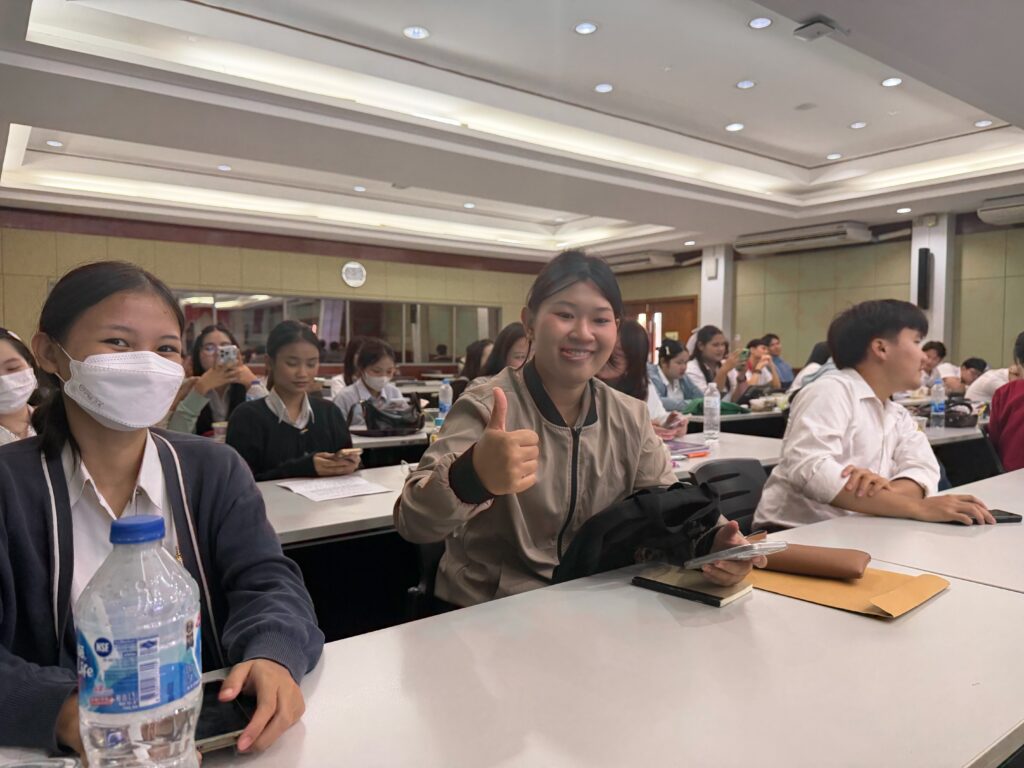 อาจารย์ ดร.ธวัชชัย สุขสีดา วิทยากรถ่ายทอดความรู้ AI Marketing และ AI E-commerce สู่เยาวชนรุ่นใหม่ มุ่งสร้างผู้ประกอบการยุคดิจิทัลให้กับนักศึกษาชั้นปีที่ 4 คณะศิลปศาสตร์ อ.ดร.ธวัชชัย สุขสีดา วิทยากรi marketing และ ai e commerce 19