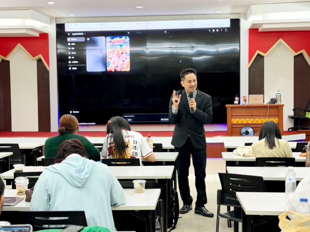 อาจารย์ ดร.ธวัชชัย สุขสีดา วิทยากรถ่ายทอดความรู้ AI Marketing และ AI E-commerce สู่เยาวชนรุ่นใหม่ มุ่งสร้างผู้ประกอบการยุคดิจิทัลให้กับนักศึกษาชั้นปีที่ 4 คณะศิลปศาสตร์ อ.ดร.ธวัชชัย สุขสีดา วิทยากรi marketing และ ai e commerce 2