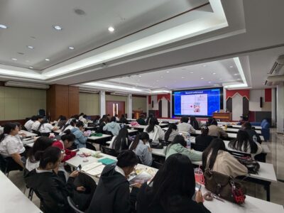 อาจารย์ ดร.ธวัชชัย สุขสีดา วิทยากรถ่ายทอดความรู้ AI Marketing และ AI E-commerce สู่เยาวชนรุ่นใหม่ มุ่งสร้างผู้ประกอบการยุคดิจิทัลให้กับนักศึกษาชั้นปีที่ 4 คณะศิลปศาสตร์ อ.ดร.ธวัชชัย สุขสีดา วิทยากรi marketing และ ai e commerce 4