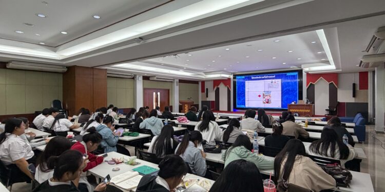อาจารย์ ดร.ธวัชชัย สุขสีดา วิทยากรถ่ายทอดความรู้ AI Marketing และ AI E-commerce สู่เยาวชนรุ่นใหม่ มุ่งสร้างผู้ประกอบการยุคดิจิทัลให้กับนักศึกษาชั้นปีที่ 4 คณะศิลปศาสตร์ อ.ดร.ธวัชชัย สุขสีดา วิทยากรi marketing และ ai e commerce 4