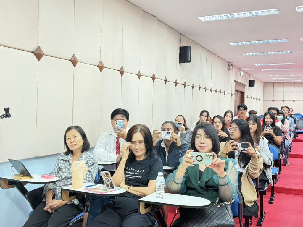 วิทยากรผู้เชี่ยวชาญด้าน ai และ digital literac อ.ดร.ต้นรัก ธวัชชัย สุขสีดา 13