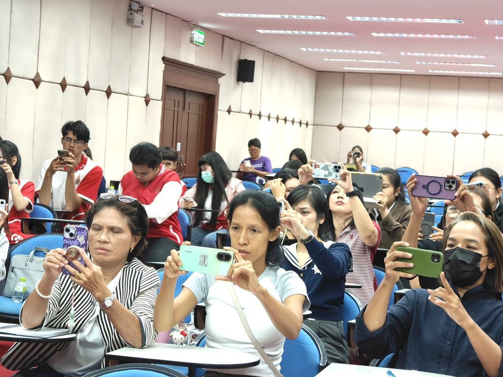 วิทยากรผู้เชี่ยวชาญด้าน ai และ digital literac อ.ดร.ต้นรัก ธวัชชัย สุขสีดา 14