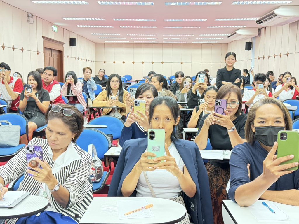 วิทยากรผู้เชี่ยวชาญด้าน ai และ digital literac อ.ดร.ต้นรัก ธวัชชัย สุขสีดา 15