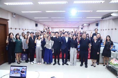 ศูนย์บริการวิชาการ คณะศิลปศาสตร์ มทร.รัตนโกสินทร์ วังไกลกังวล สำเร็จการจัดอบรม "ยกระดับมัคคุเทศก์สู่ยุค Smart Tourism ด้วย AI" เติมศักยภาพบุคลากรท่องเที่ยวไทย อ.ดร.ต้นรัก (ดร.ธวัชชัย สุขสีดา) วิทยากรผู้เชี่ยวชาญด้าน AI & Digital Literacy วิทยากรผู้เชี่ยวชาญด้าน ai และ digital literac อ.ดร.ต้นรัก ธวัชชัย สุขสีดา 3