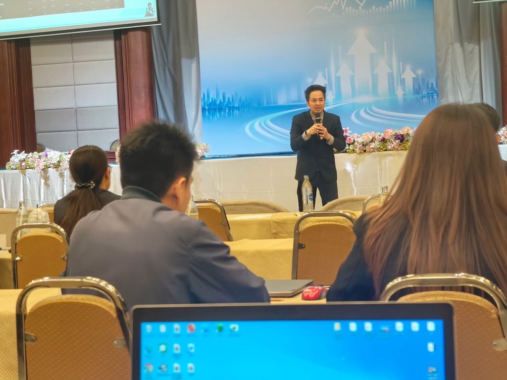 สำนักงานสถิติแห่งชาติ ลุยยกระดับการวิเคราะห์และจัดทำแผนสถิติระดับพื้นที่ภาคอีสาน อบรม การประยุกต์ใช้ AI ในการวิเคราะห์สถิติและจัดทำแผนพัฒนาสถิติระดับจังหวัด” ให้แก่บุคลากรสำนักงานสถิติจังหวัด และภาคีเครือข่ายสถิติในพื้นที่ วิทยากร อ.ดร.ต้นรัก ธวัชชัย สุขสีดา สำนักงานสถิติ วิทยากร อ.ดร.ต้นรัก ธวัชชัย สุขสีดา