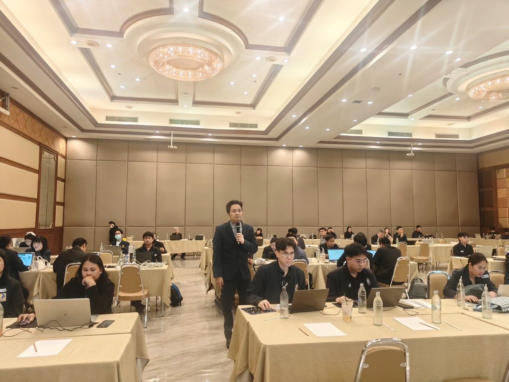 สำนักงานสถิติแห่งชาติ ลุยยกระดับการวิเคราะห์และจัดทำแผนสถิติระดับพื้นที่ภาคอีสาน อบรม การประยุกต์ใช้ AI ในการวิเคราะห์สถิติและจัดทำแผนพัฒนาสถิติระดับจังหวัด” ให้แก่บุคลากรสำนักงานสถิติจังหวัด และภาคีเครือข่ายสถิติในพื้นที่ วิทยากร อ.ดร.ต้นรัก ธวัชชัย สุขสีดา สำนักงานสถิติ วิทยากร อ.ดร.ต้นรัก ธวัชชัย สุขสีดา 3