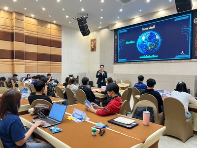 อบรมสร้างความประทับใจกับโครงการ INNO-BIZ IGNITE From Innovation to Market โดยการอบรม ถ่ายทอดองค์ความรู้ด้าน Business Model Canvas, Market Analysis & Competitive Strategy, Value Proposition Design และ Branding & Digital Marketing Strategy พร้อมกิจกรรม Workshop โดยวิทยากร อ.ดร.ธวัชชัย สุขสีดา วิทยากรผู้เชี่ยวชาญด้านการตลาดออนไลน์ อ.ดร.ต้นรัก วิทยากรด้านนวัตกรรม 4
