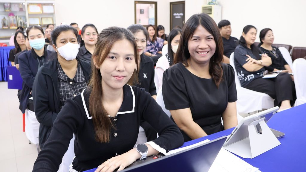 เทศบาลเมืองปากแพรก ยกระดับสู่องค์กรดิจิทัล ติวเข้มบุคลากร เจ้าหน้าที่ ข้าราชการ กองการเทศบาล นำเทคโนโลยี AI เพิ่มประสิทธิภาพการบริการประชาชน โดยวิทยากร อ.ดร.ต้นรัก ธวัชชัย สุขสีดา วิทยากรผู้เชี่ยวชาญด้านปัญญาประดิษฐ์ (Generative AI) ดร.ธวัชชัย สุขสีดา วิทยากรอบรมเทศบาล อบต. อบจ. ai ข้าราชการเจ้าหน้าที่ 11