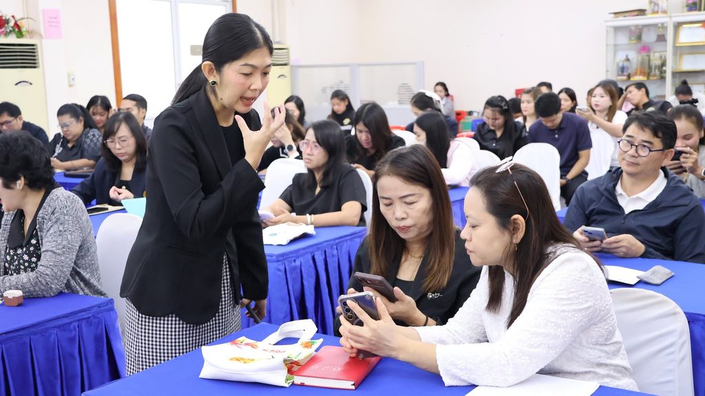 เทศบาลเมืองปากแพรก ยกระดับสู่องค์กรดิจิทัล ติวเข้มบุคลากร เจ้าหน้าที่ ข้าราชการ กองการเทศบาล นำเทคโนโลยี AI เพิ่มประสิทธิภาพการบริการประชาชน โดยวิทยากร อ.ดร.ต้นรัก ธวัชชัย สุขสีดา วิทยากรผู้เชี่ยวชาญด้านปัญญาประดิษฐ์ (Generative AI) ดร.ธวัชชัย สุขสีดา วิทยากรอบรมเทศบาล อบต. อบจ. ai ข้าราชการเจ้าหน้าที่ 14