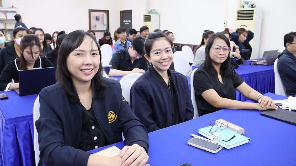 เทศบาลเมืองปากแพรก ยกระดับสู่องค์กรดิจิทัล ติวเข้มบุคลากร เจ้าหน้าที่ ข้าราชการ กองการเทศบาล นำเทคโนโลยี AI เพิ่มประสิทธิภาพการบริการประชาชน โดยวิทยากร อ.ดร.ต้นรัก ธวัชชัย สุขสีดา วิทยากรผู้เชี่ยวชาญด้านปัญญาประดิษฐ์ (Generative AI) ดร.ธวัชชัย สุขสีดา วิทยากรอบรมเทศบาล อบต. อบจ. ai ข้าราชการเจ้าหน้าที่ 8
