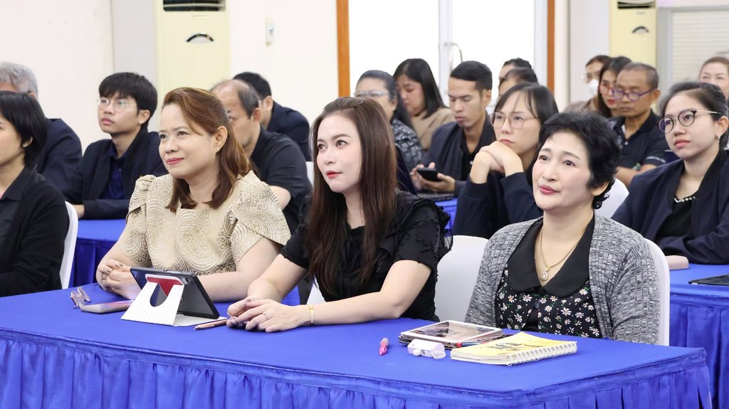 เทศบาลเมืองปากแพรก ยกระดับสู่องค์กรดิจิทัล ติวเข้มบุคลากร เจ้าหน้าที่ ข้าราชการ กองการเทศบาล นำเทคโนโลยี AI เพิ่มประสิทธิภาพการบริการประชาชน โดยวิทยากร อ.ดร.ต้นรัก ธวัชชัย สุขสีดา วิทยากรผู้เชี่ยวชาญด้านปัญญาประดิษฐ์ (Generative AI) ดร.ธวัชชัย สุขสีดา วิทยากรอบรมเทศบาล อบต. อบจ. ai ข้าราชการเจ้าหน้าที่ 9