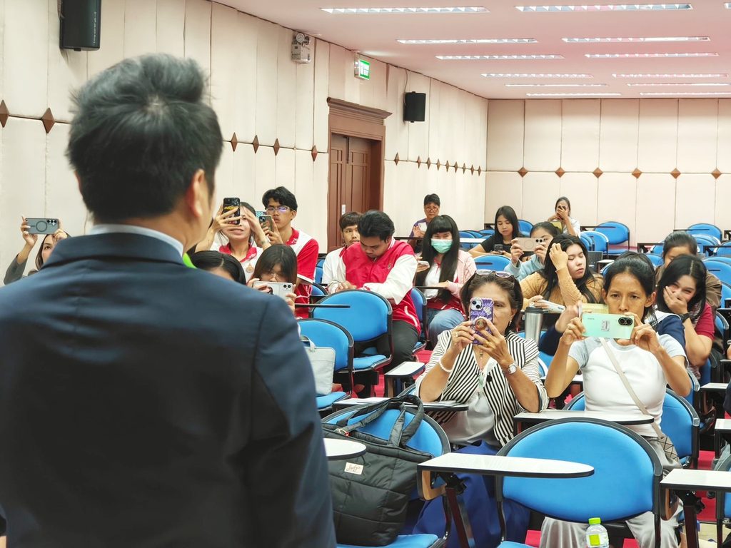 วิทยากรผู้เชี่ยวชาญด้าน ai และ digital literac อ.ดร.ต้นรัก ธวัชชัย สุขสีดา