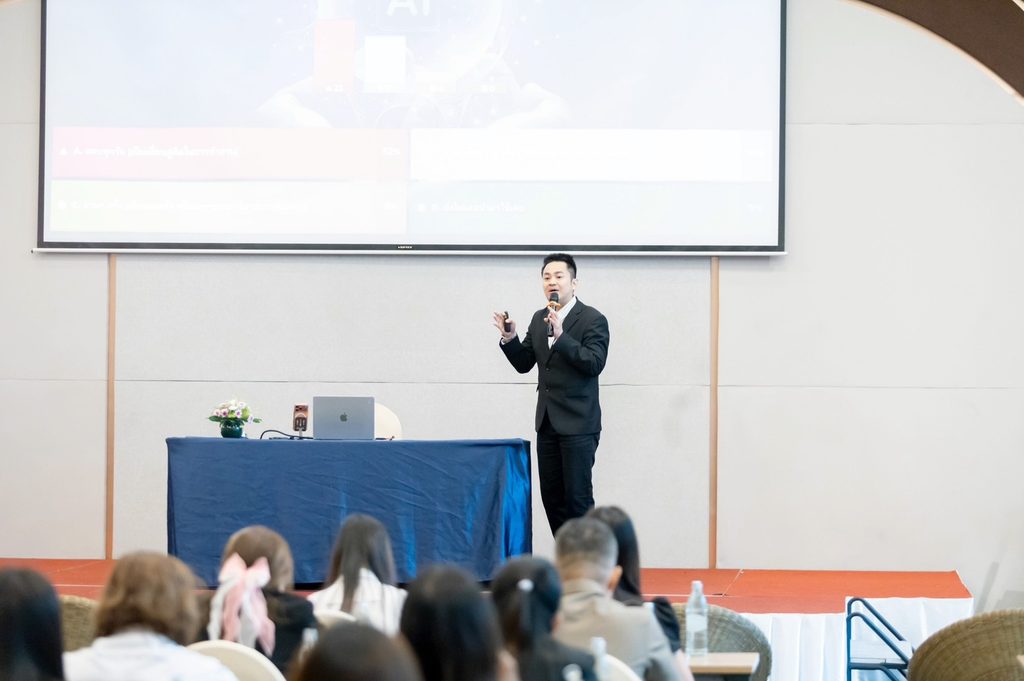 สำนักงานสถิติแห่งชาติ เดินหน้ายกระดับสถิติระดับจังหวัดและภาคีเครือข่ายสมุทรสงคราม จัดอบรมสัมมนา "ประยุกต์ใช้ AI และเทคโนโลยีดิจิทัล ขับเคลื่อนการตัดสินใจยุคใหม่" โดยวิทยากร อาจารย์ ดร.ต้นรัก ธวัชชัย สุขสีดา ผู้เชี่ยวชาญด้านเทคโนโลยีดิจิทัลและ AI ประยุกต์ใช้ ai สำนักงานสถิติแห่งชาติ อ.ดร.ต้นรัก ธวัชชัย 2