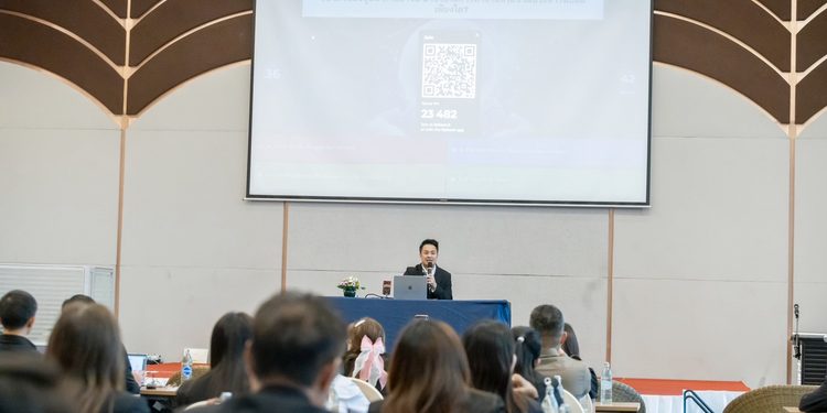 สำนักงานสถิติแห่งชาติ เดินหน้ายกระดับสถิติระดับจังหวัดและภาคีเครือข่ายสมุทรสงคราม จัดอบรมสัมมนา "ประยุกต์ใช้ AI และเทคโนโลยีดิจิทัล ขับเคลื่อนการตัดสินใจยุคใหม่" โดยวิทยากร อาจารย์ ดร.ต้นรัก ธวัชชัย สุขสีดา ผู้เชี่ยวชาญด้านเทคโนโลยีดิจิทัลและ AI ประยุกต์ใช้ ai สำนักงานสถิติแห่งชาติ อ.ดร.ต้นรัก ธวัชชัย 3