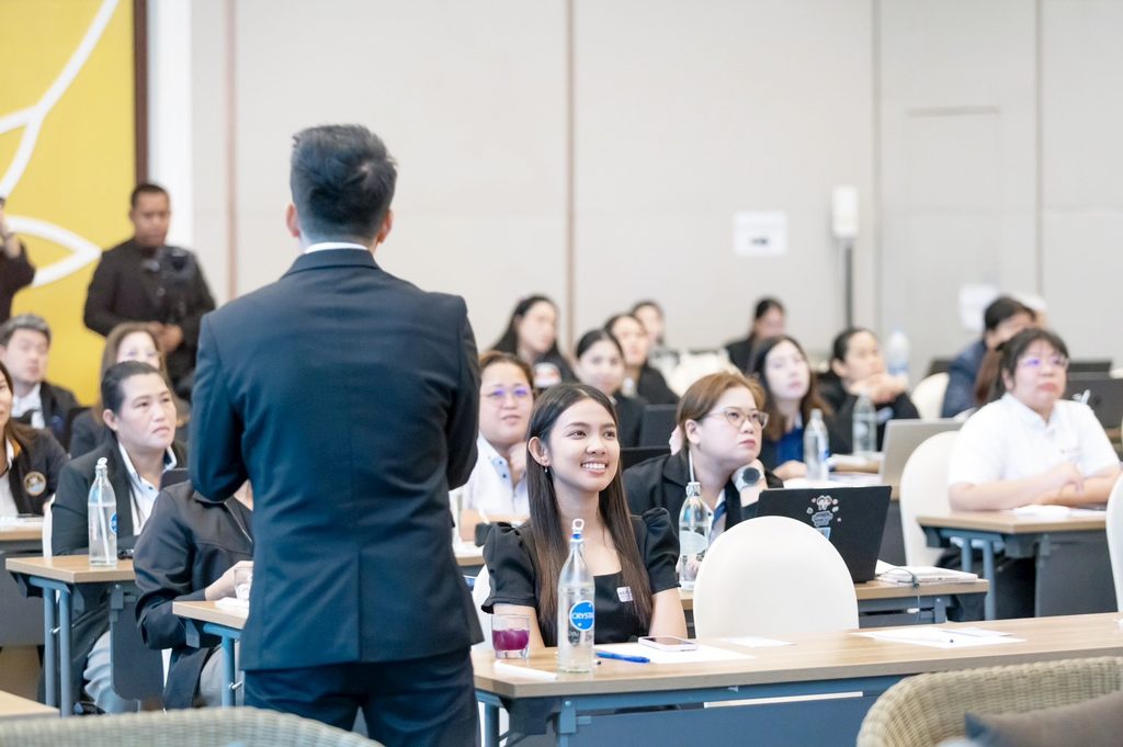 สำนักงานสถิติแห่งชาติ เดินหน้ายกระดับสถิติระดับจังหวัดและภาคีเครือข่ายสมุทรสงคราม จัดอบรมสัมมนา "ประยุกต์ใช้ AI และเทคโนโลยีดิจิทัล ขับเคลื่อนการตัดสินใจยุคใหม่" โดยวิทยากร อาจารย์ ดร.ต้นรัก ธวัชชัย สุขสีดา ผู้เชี่ยวชาญด้านเทคโนโลยีดิจิทัลและ AI ประยุกต์ใช้ ai สำนักงานสถิติแห่งชาติ อ.ดร.ต้นรัก ธวัชชัย 785