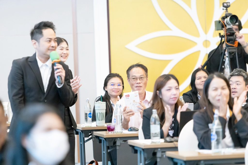 สำนักงานสถิติแห่งชาติ เดินหน้ายกระดับสถิติระดับจังหวัดและภาคีเครือข่ายสมุทรสงคราม จัดอบรมสัมมนา "ประยุกต์ใช้ AI และเทคโนโลยีดิจิทัล ขับเคลื่อนการตัดสินใจยุคใหม่" โดยวิทยากร อาจารย์ ดร.ต้นรัก ธวัชชัย สุขสีดา ผู้เชี่ยวชาญด้านเทคโนโลยีดิจิทัลและ AI ประยุกต์ใช้ ai สำนักงานสถิติแห่งชาติ อ.ดร.ต้นรัก ธวัชชัย 88