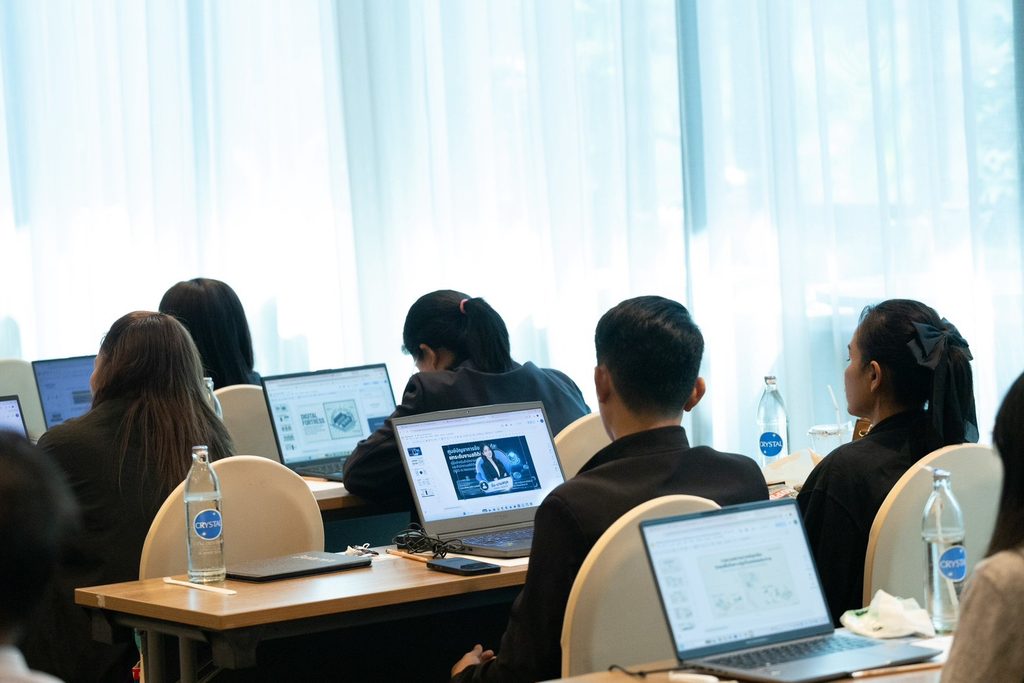 สำนักงานสถิติแห่งชาติ เดินหน้ายกระดับสถิติระดับจังหวัดและภาคีเครือข่ายสมุทรสงคราม จัดอบรมสัมมนา "ประยุกต์ใช้ AI และเทคโนโลยีดิจิทัล ขับเคลื่อนการตัดสินใจยุคใหม่" โดยวิทยากร อาจารย์ ดร.ต้นรัก ธวัชชัย สุขสีดา ผู้เชี่ยวชาญด้านเทคโนโลยีดิจิทัลและ AI ประยุกต์ใช้ ai สำนักงานสถิติแห่งชาติ อ.ดร.ต้นรัก ธวัชชัย 888
